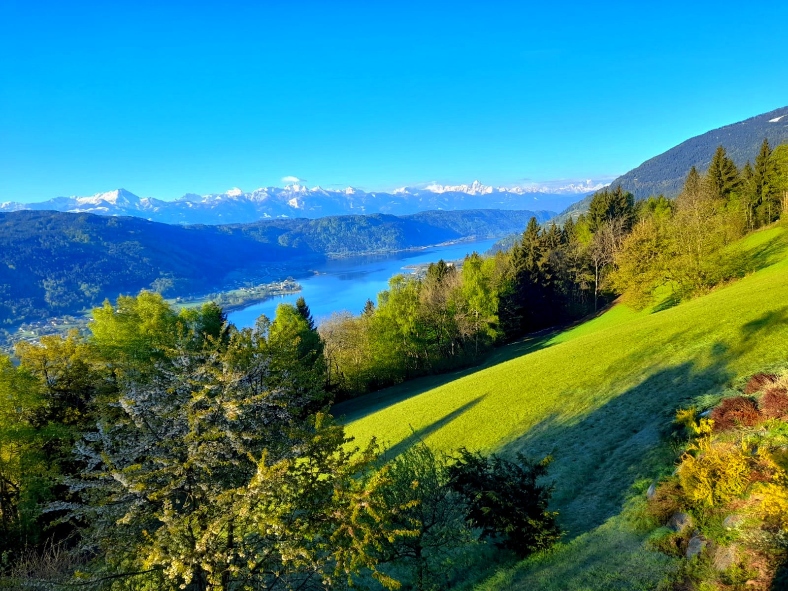 GARTEN • WANDERN • BERG • IDYLLE • LUXUS • WELLNESS • ERHOLUNG • WHIRLPOOL • POOL • SAUNA • OSSIACHER SEE • FAMILIE • ROMANTIK